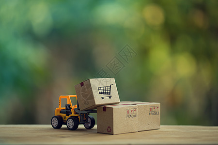 货代后勤和货物货运概念 叉式卡车移动一个装纸箱的托盘 根据客户需要说明从原产地到消费点的交货管理情况;在运输过程中使用纸箱 (a)背景