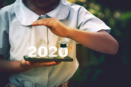 距离2020还有2020年的班级和在家中在线上课 有智慧的女学生p背景