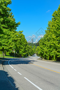 通往城市的郊区公路曲线晴天汽车沥青景观土地运输交通速度车道驾驶图片