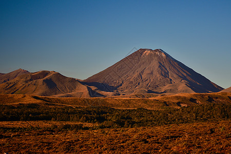 乌兰哈达火山群新西兰汤加里罗国家公园的火山 的对称锥体 这是汤加里罗火山群中最大 最活跃的火山 是太平洋火环的一部分蒸汽风景假期土地地标天空顶背景