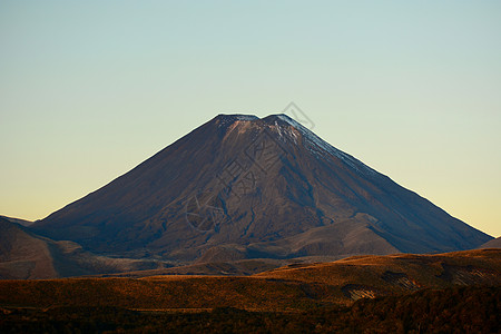 乌兰哈达火山群新西兰汤加里罗国家公园的火山 的对称锥体 这是汤加里罗火山群中最大 最活跃的火山 是太平洋火环的一部分远足地标蓝色冒险荒野陨石风背景