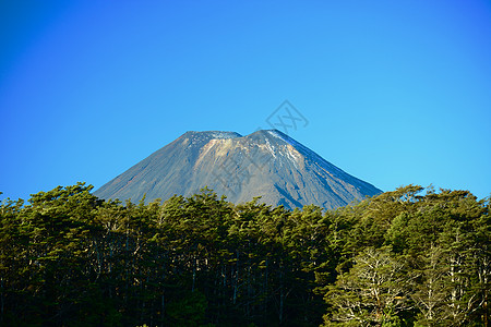 乌兰哈达火山群新西兰汤加里罗国家公园的火山 的对称锥体 这是汤加里罗火山群中最大 最活跃的火山 是太平洋火环的一部分旅行地热蓝色地质学土地冒险背景