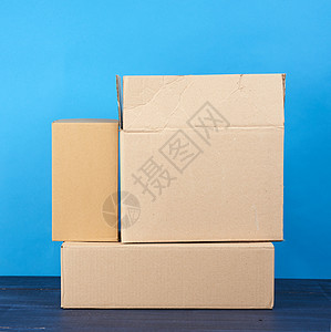 蓝色木制 t上棕色Kraft纸的纸箱纸正方形邮件纸板仓库贮存邮政店铺商业工艺船运图片