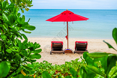 红伞在沙滩上晴天闲暇旅行夫妻海洋热带地平线休息躺椅椅子图片
