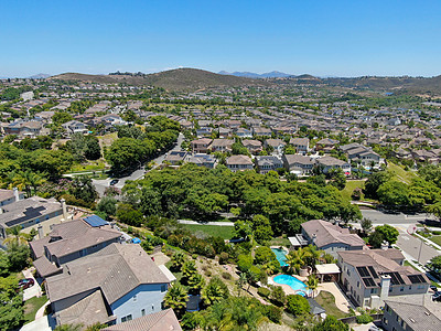在圣地亚哥有游泳池的大型豪宅的郊区邻居的空中景象人行道花园房子富裕社区后院街道风景住房住宅图片