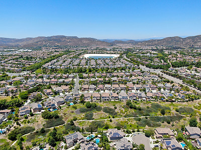 在圣地亚哥有游泳池的大型豪宅的郊区邻居的空中景象抵押草地天线富裕鸟瞰图后院风景城市房子街道图片