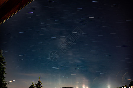 蓝夜天空有星星天体地平线科学天篷树木蓝色云带绿色宇宙地球图片