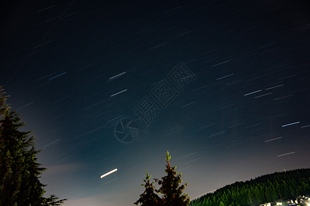 蓝夜天空有星星绿色科学地平线云带天篷树木地球天体蓝色宇宙图片