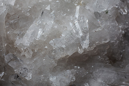 地形中闪亮的晶石晶水晶岩石反思结晶尖刺石头石英山峰腺体白色图片