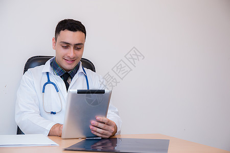 医生在他的办公室使用平板电脑医疗桌子工具触摸屏软垫电子药片成人药品外科图片