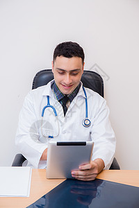 医生在他的办公室使用平板电脑医疗专家桌子药片成人外科电子药品职业医院图片