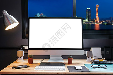 图形设计师的工作空间 配有笔平板电脑 计算器城市背景小样桌面药片木头技术咖啡办公室商业图片