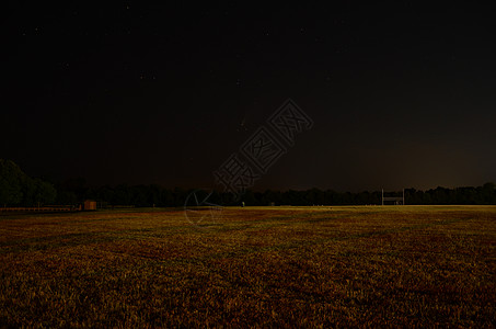 与来自美国弗吉尼亚州的星星一起在夜空中新西雅特天文学草地天空科学天文观星场地星座新智彗尾图片