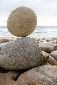 在石头上平衡石块海滩风度概念海洋精神金字塔等额冥想图片