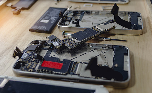 智能手机B主机架上用电话打字的母板修理工具桌子工程师损害技术技术员电子工作服务螺丝刀图片