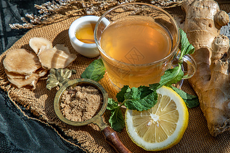 热姜汁加柠檬和薄荷 根和一片姜乡村果汁烹饪茶点玻璃饮食矿物药品水果草本植物图片