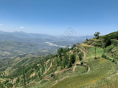 从山到河谷的风景远足天空旅行爬坡地平线阳光顶峰土地石头薄雾图片