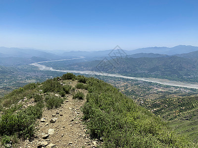 从山到河谷的风景爬坡环境土地薄雾旅行岩石季节顶峰蓝色阳光图片