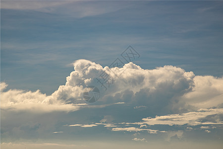 美丽的天空与云彩背景 乌云的柔软天气旅行天际黄金戏剧性橙子阴影蓝色日落阳光图片