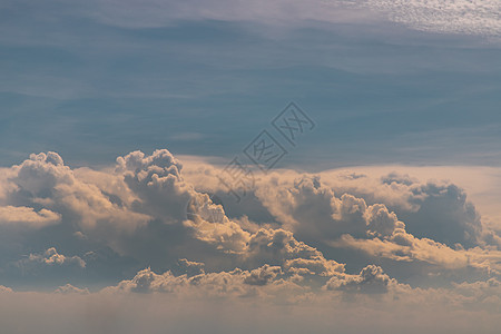 美丽的天空与云彩背景 乌云的柔软蓝天天际橙子戏剧性蓝色阳光太阳气候阴影剪影图片