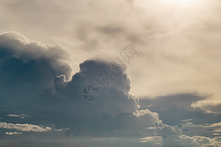 美丽的天空与云彩背景 乌云的柔软时段太阳旅行地平线气候戏剧性阳光市中心天际蓝色图片