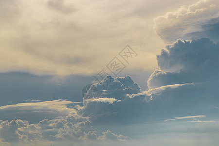 美丽的天空与云彩背景 乌云的柔软黄金城市旅行戏剧性太阳地平线阴影蓝天时段剪影图片