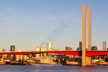 墨尔本黄昏的博尔特桥螺栓城市天空交通反射景观日落图片