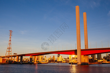 墨尔本黄昏的博尔特桥日落反射天空城市螺栓景观交通图片