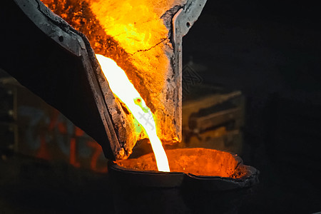 铁王座熔融金属从冶炼厂的熔炉中流出工作冶金橙子植物乐趣钢包星星阴影金子活力背景