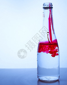 红墨水与水混合在玻璃瓶中 放在光底的浅面上美食坡度电影菜单酒杯酒精液体软木曲线玻璃图片