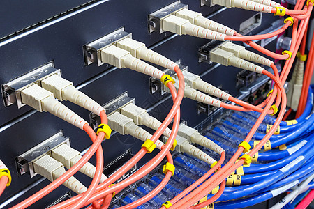 电缆网 光纤电缆连接到开关端口基础设施电气电脑服务网络数据港口资源操作服务器图片