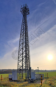 北部的电天线和通信发射塔蓝色活力车站收音机细胞电话天空电缆建造技术背景图片