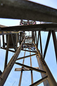 北部的电天线和通信发射塔建筑玻璃发射机金属活力通讯电缆桅杆电话网络图片