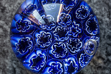 带内嵌的玻璃球圆形球形反思花丝蓝色装备黑色花朵镶嵌图片