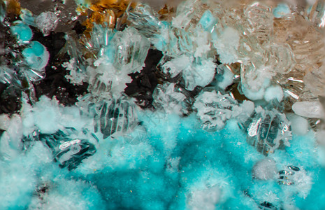 来自绍尔兰的蓝绿色罗萨锡矿石岩石蓝色水晶硝酸盐蓝绿碳酸盐科学棕色球形石头图片