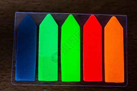 紫外光灯下含荧光漆箭头橙子荧光笔绿色文本标记红色线索短波紫外线发光图片