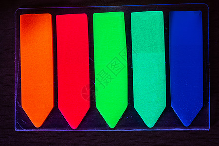 紫外光灯下含荧光漆箭头短波标记蓝色文本紫外线线索发光荧光笔绿色橙子图片