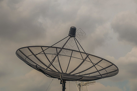对抗蓝天背面的黑卫星 Dish 天线接收器互联网盘子网络雷达商业数据渠道海浪建筑学电视图片
