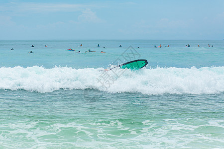 这家伙在海洋冲浪板上游泳 在夏季职业中健康活跃的生活方式 很正常娱乐行动假期旅行男人海滩太阳冲浪者木板热带图片