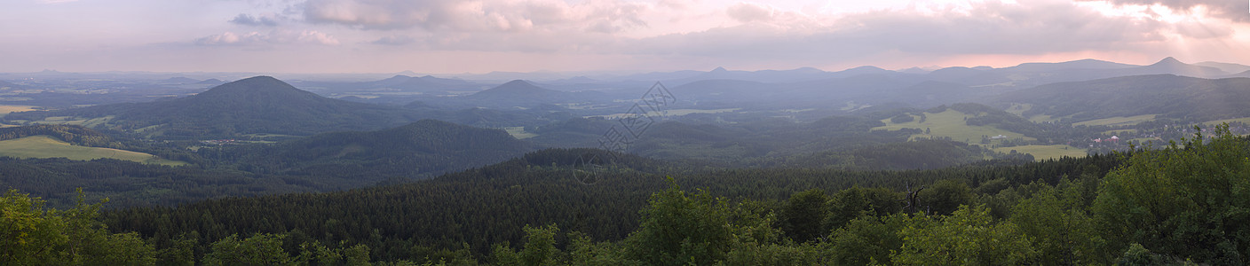 Lusatian 山脉 宽全景 从捷克与德国边境的 Hochwald Hvozd 山全景 蓝绿色的山林和粉红色的多云日落天空背景图片