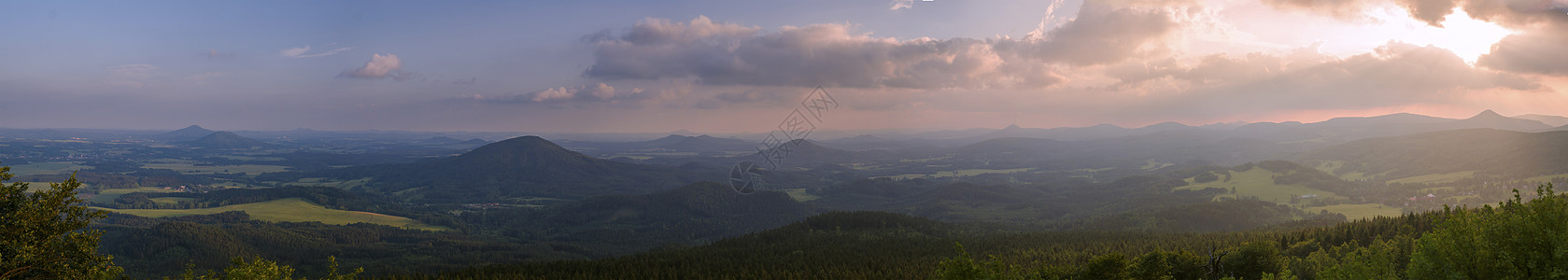 Lusatian 山脉 宽全景 从捷克与德国边境的 Hochwald Hvozd 山全景 蓝绿色的山林和粉红色的多云日落天空背景图片