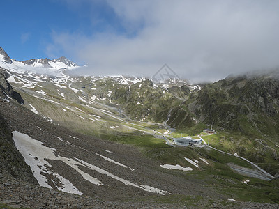 与有线汽车站和小屋的一起对雪山进行空中观测天气天空电缆旅行天线索道晴天运输蓝色高山图片