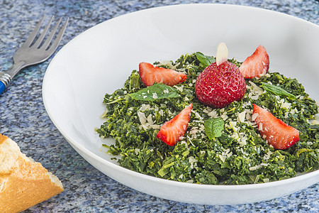 绿色甘蓝沙拉和草莓白色饮食荒野食物盘子美食石器沙拉蔬菜时代图片