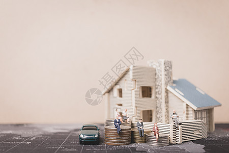 迷你的人坐着硬币钱和家里 投资夫妻财产销售商业房子贷款保险抵押住房数字图片