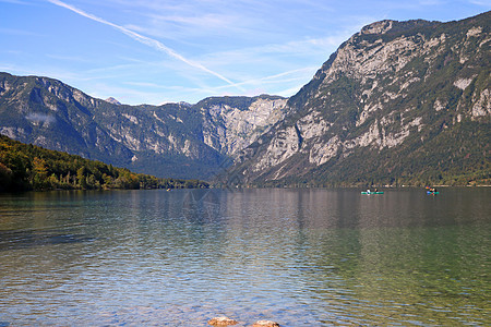 斯洛文尼亚Bohinj湖上美丽的水晶清澈的水石头旅游公园季节环境反射高山风景爬坡天空图片