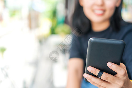 妇女使用智能手机从事商业 社交网络 通信工作 笑声短信电脑女孩微笑服务桌子电话互联网女士隔离图片