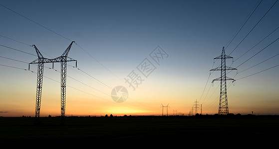 日落时大型发射塔天空框架活力电气绝缘子日光金属电压技术地平线图片