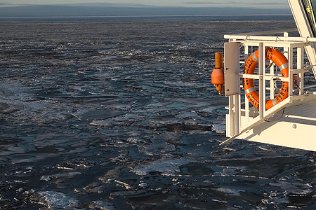 北极从油轮甲板的北极风景 在北冰洋上航行天空船东科学技术贮存安全服务货运海洋钻机海景图片