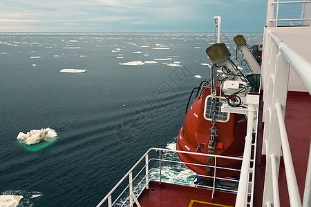 北极从油轮甲板的北极风景 在北冰洋上航行转运商业平台气体钻机贮存海景科学技术燃料货物图片