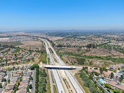 圣地亚哥公路 高速公路与车辆行驶的鸟瞰图运输风景路口卡车驾驶贷款街道沥青邻里城市图片